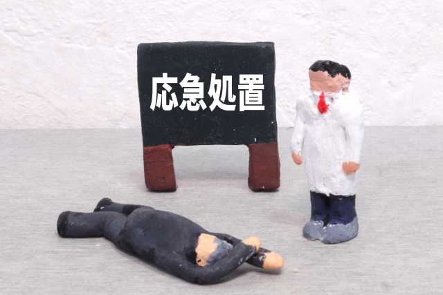 スズメバチに刺されたらすぐこれ!応急処置と受診の目安