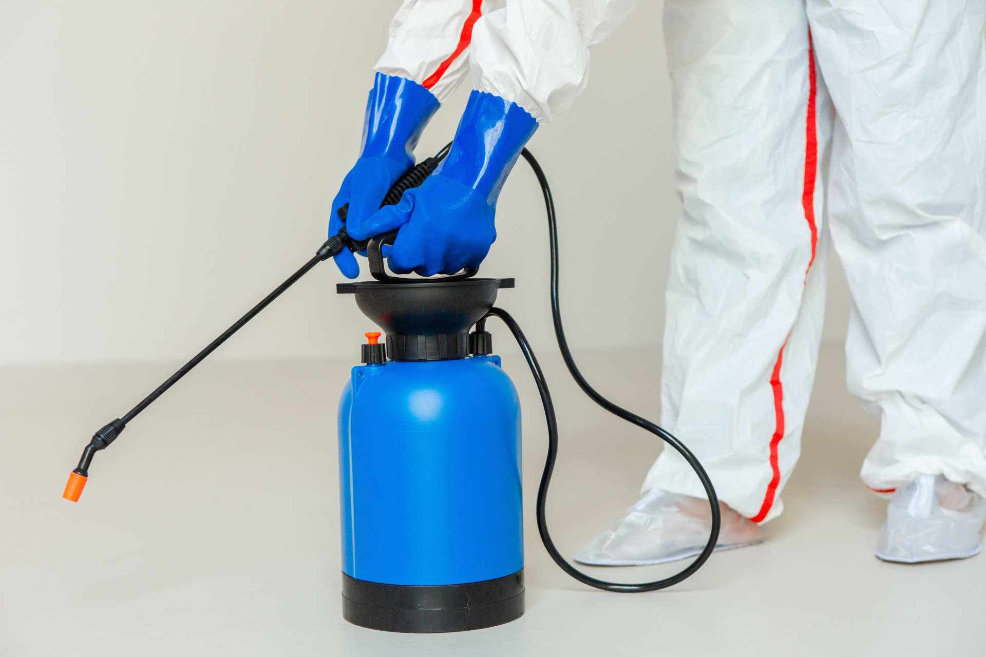 室外機の蜂の巣駆除を依頼する業者