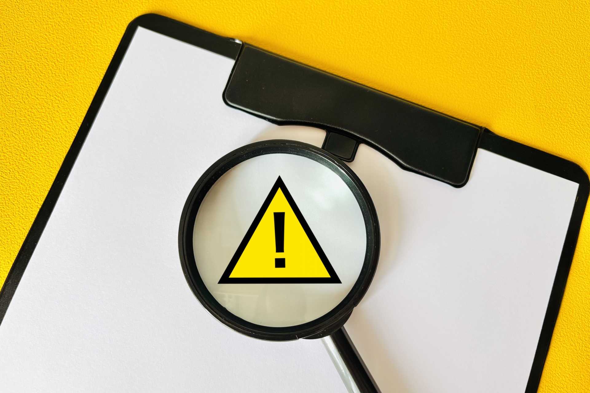 室外機に蜂の巣を作るアシナガバチの危険性